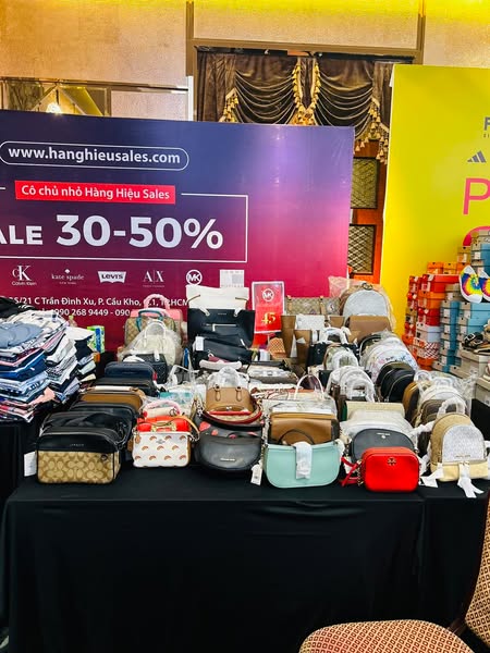 Khách tham quan đông đúc